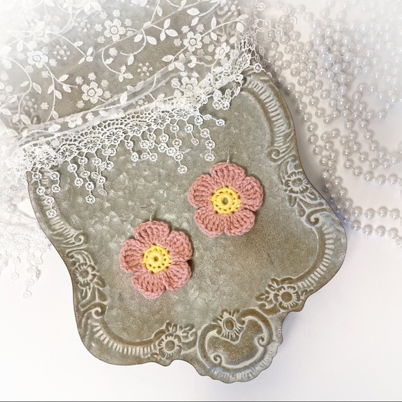 Handmade Boho Blush Daisy Crochet Drop Earrings - Picture 3 of 8
